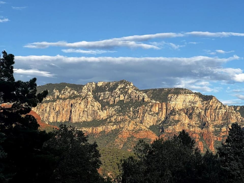 Sedona Uptown Gem!Large yard w grass and shade trees! Perfect for Easter Egg Hunts! Views!! NEW! BARREL SAUNA!!! Close to trails, walk to Uptown Sedona, restaurants and shopping Villa in Sedona