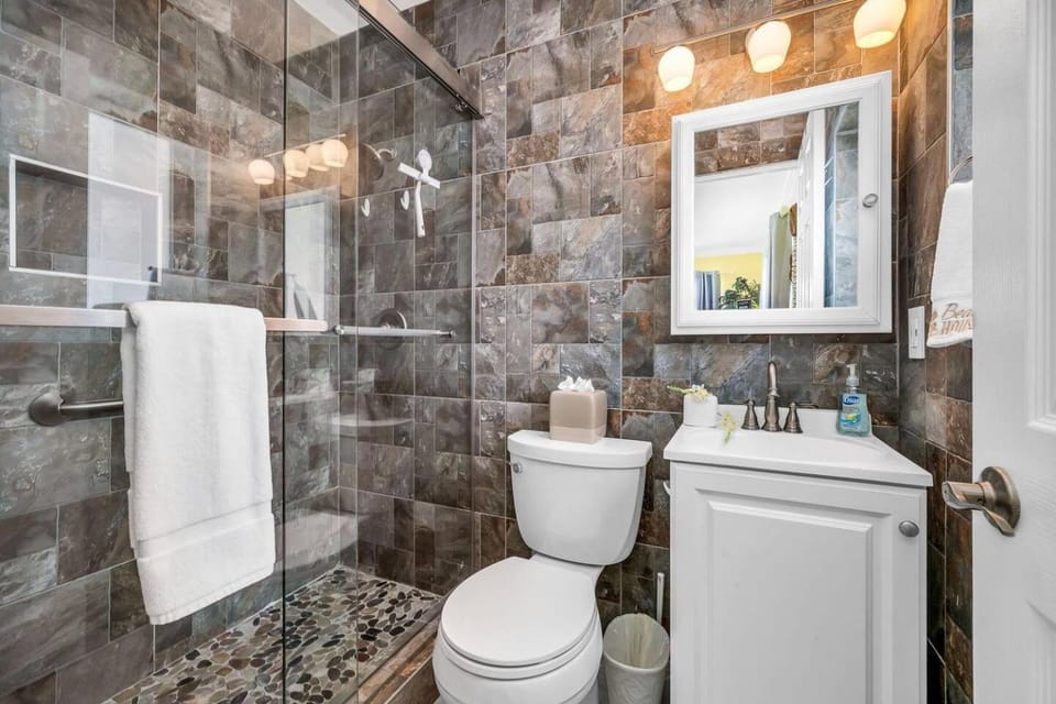 Tiki Sea Breeze Retreat- PoolSpa - 5 Min to Beach House in Deerfield Beach