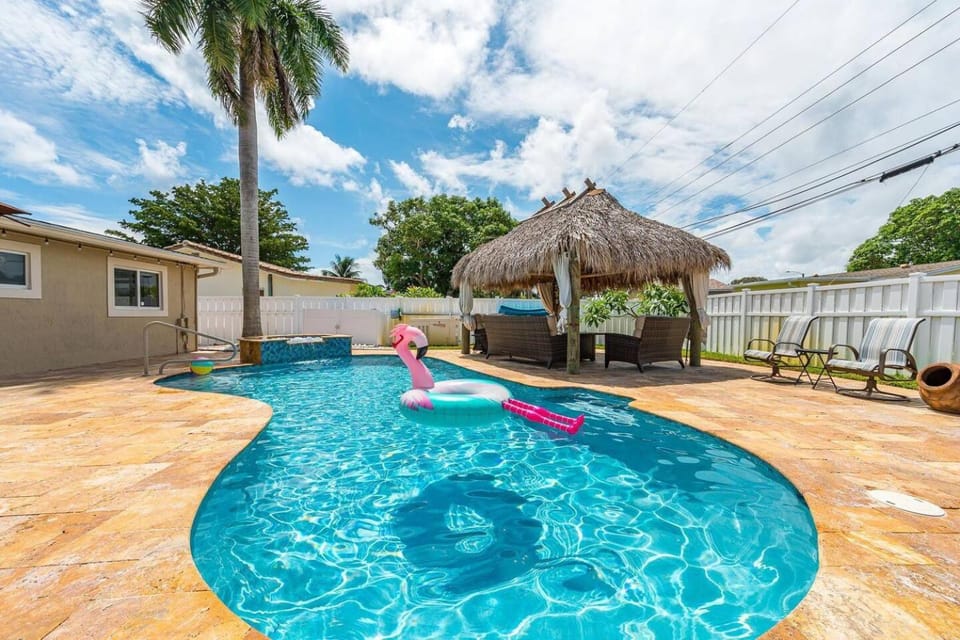 Tiki Sea Breeze Retreat- PoolSpa - 5 Min to Beach House in Deerfield Beach