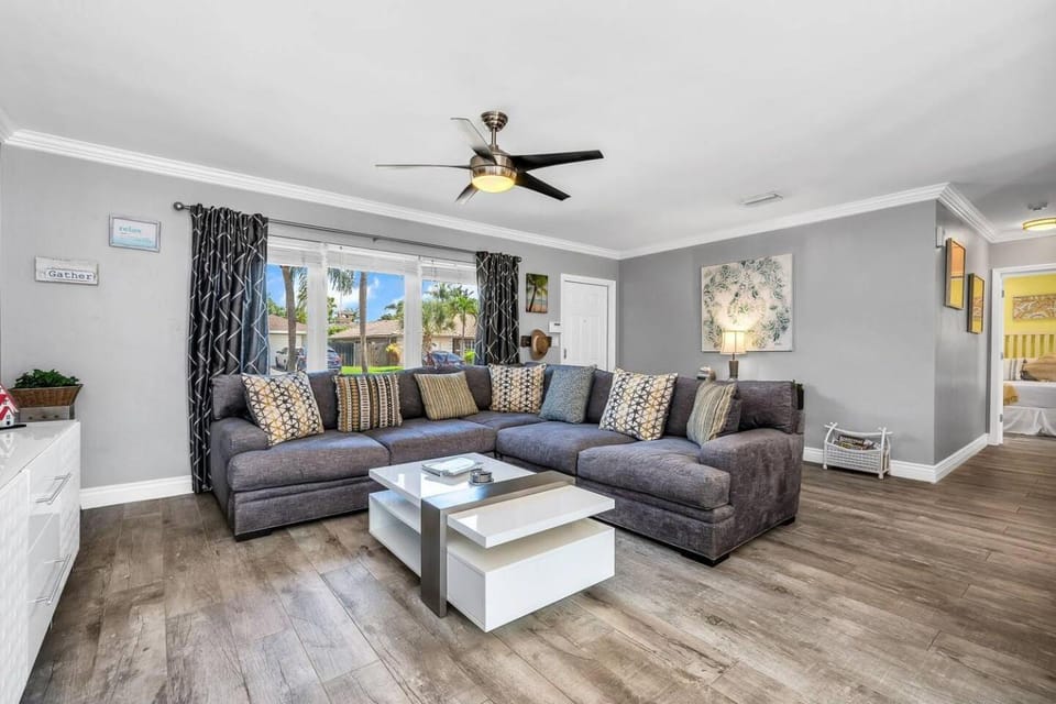 Tiki Sea Breeze Retreat- PoolSpa - 5 Min to Beach House in Deerfield Beach