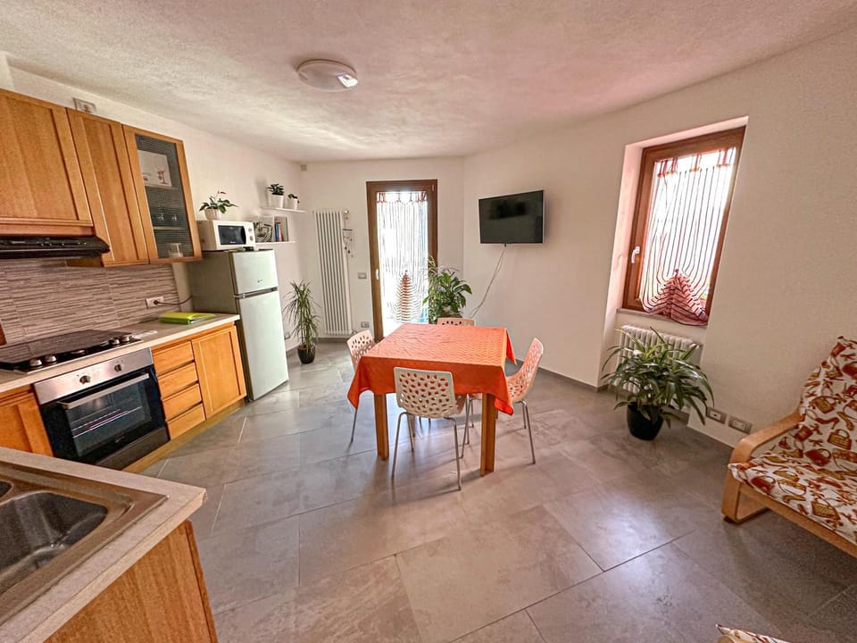 Dining area, kitchen