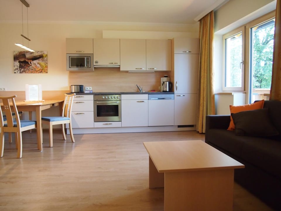 Coffee/tea facilities, Kitchen or kitchenette, Living room, Seating area, Dining area, dishwasher, oven, stove, toaster