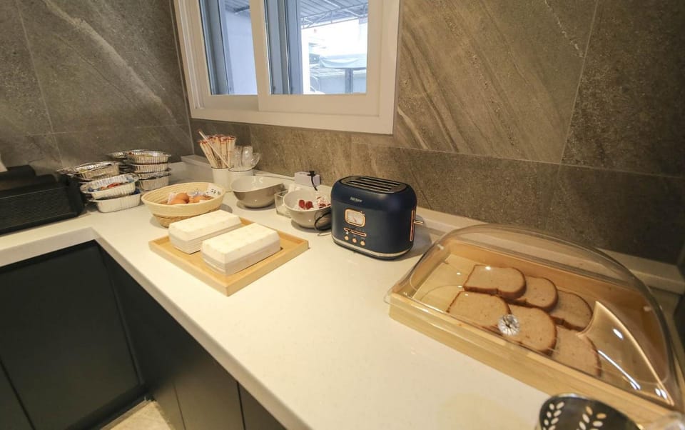 Property building, Restaurant/places to eat, Coffee/tea facilities, Food and drinks, Breakfast, Continental breakfast, minibar, toaster