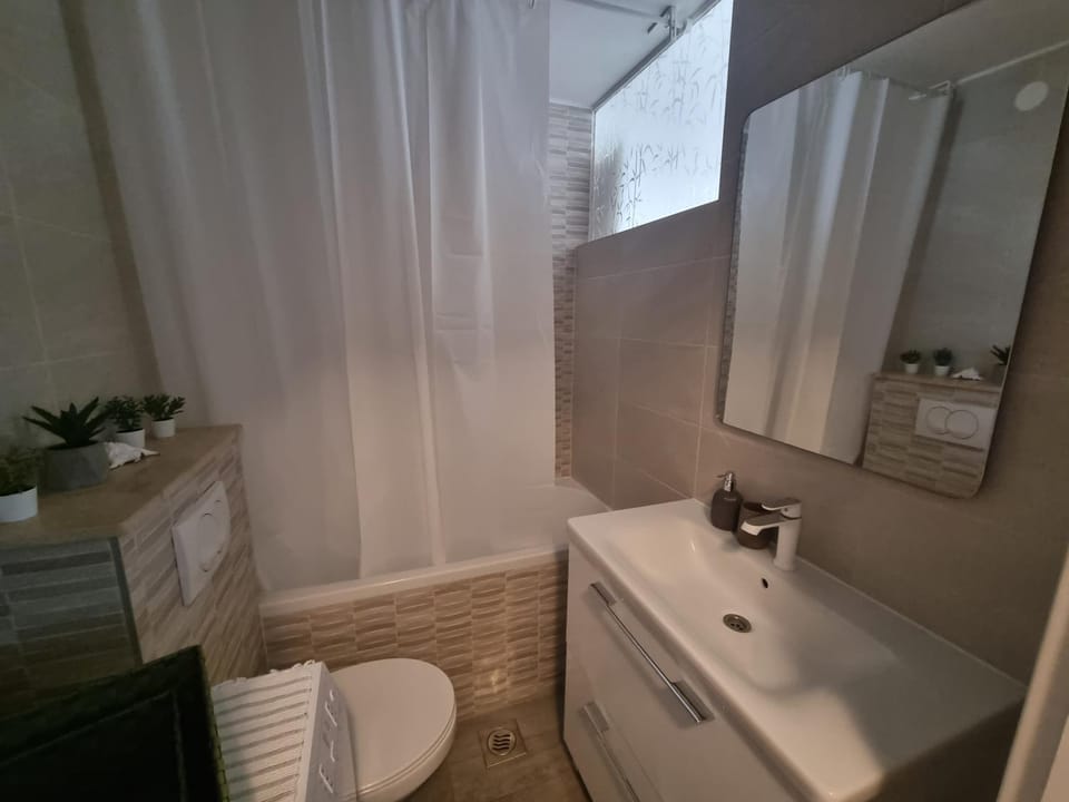 A quick walk to beach & old town Apartment in Split