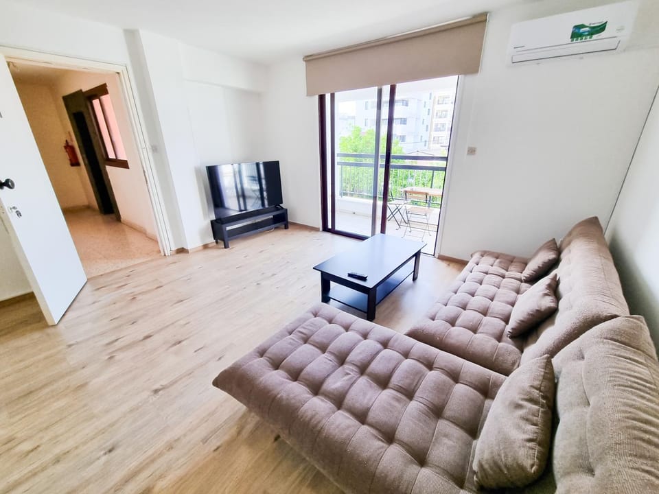 Communal lounge/ TV room, TV and multimedia, Living room, Seating area, Evening entertainment