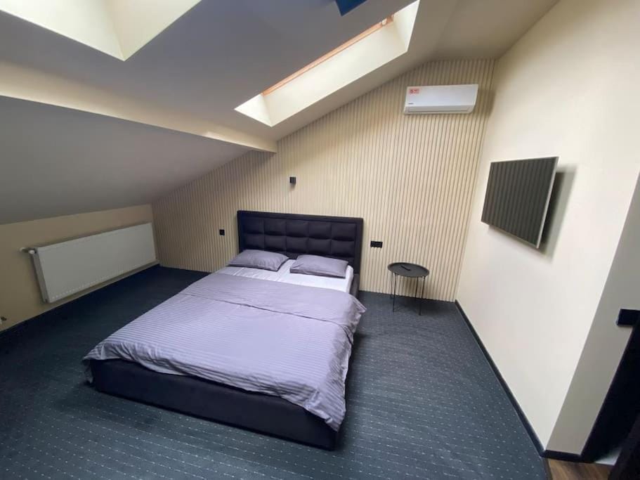 Bed, TV and multimedia, Bedroom, air conditioner