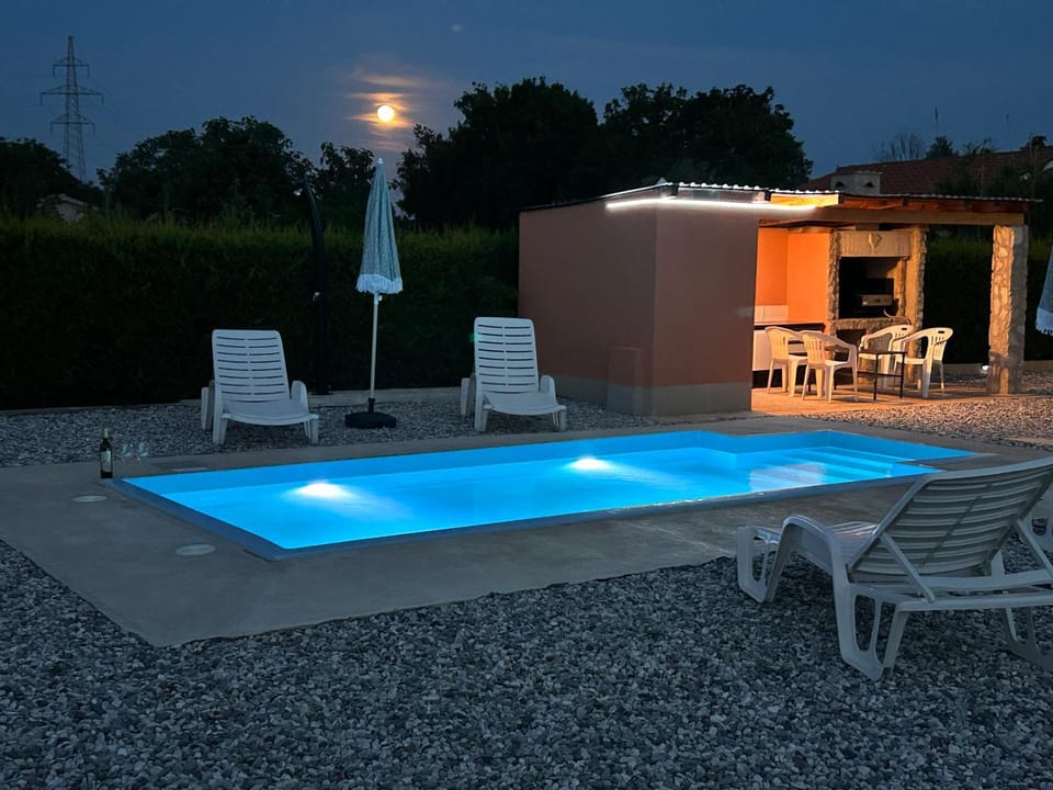Dora house with WiFi and outdoor swimming pool House in Pula