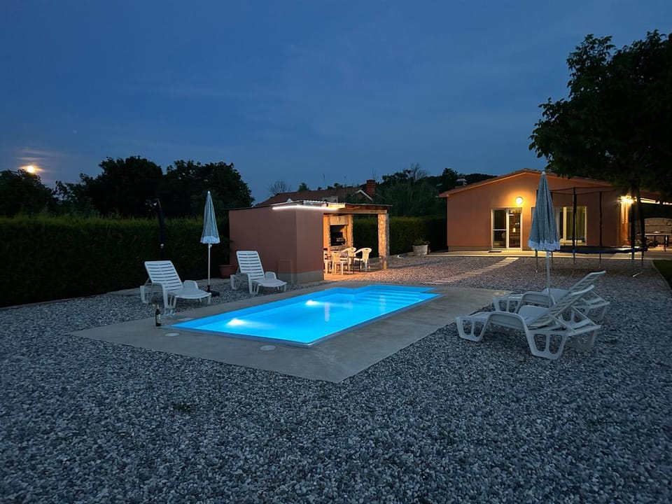 Dora house with WiFi and outdoor swimming pool House in Pula