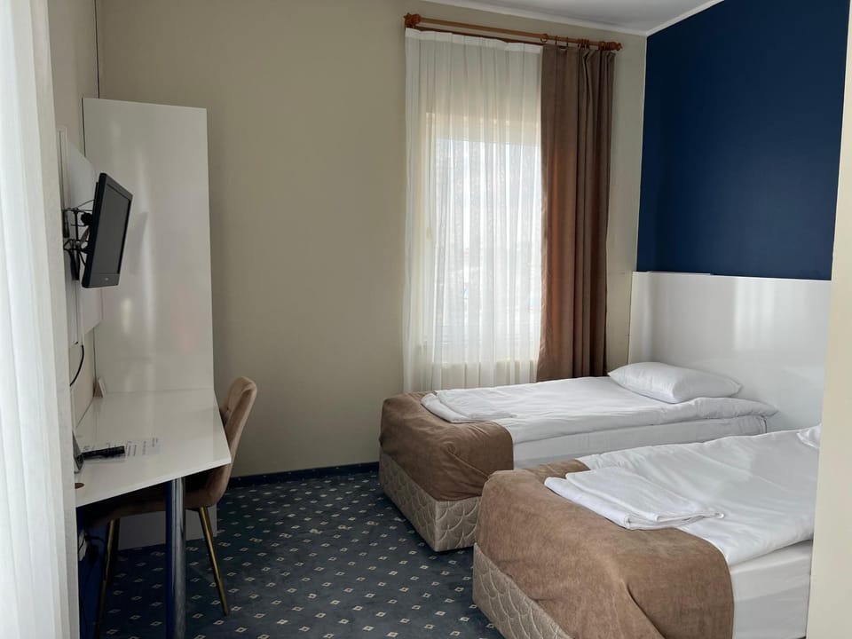 Bed, TV and multimedia, Photo of the whole room