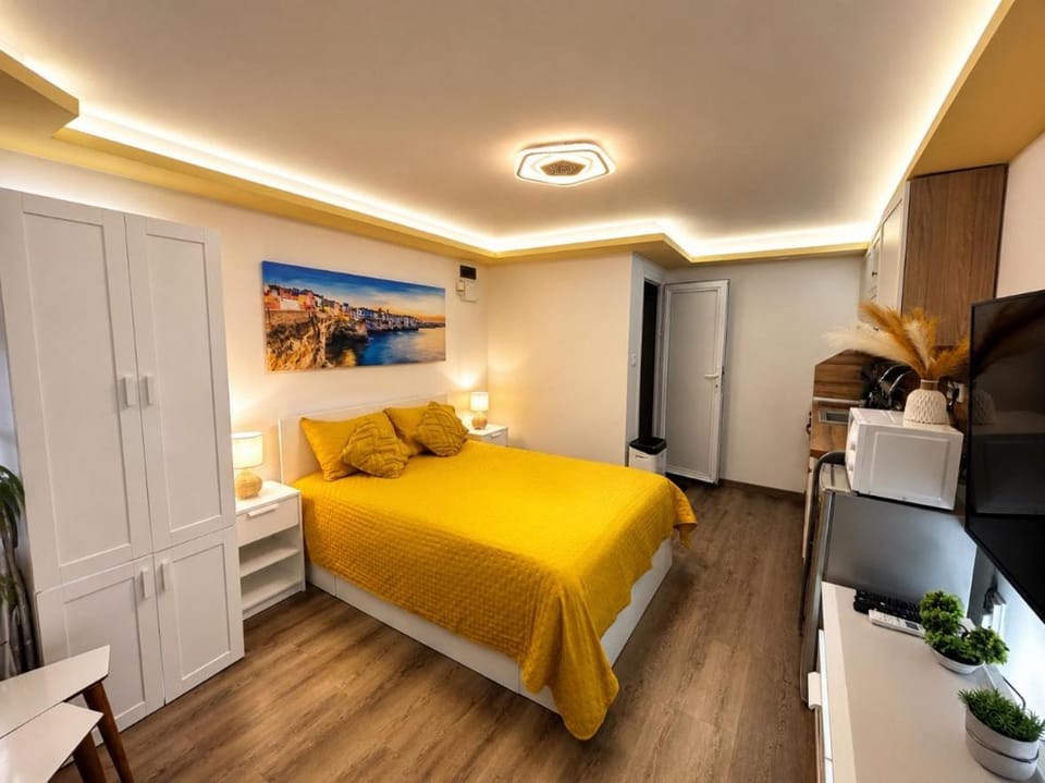 Bed, Kitchen or kitchenette
