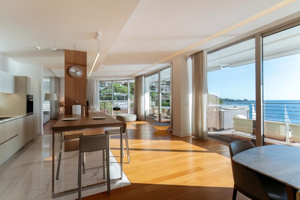 View (from property/room), Balcony/Terrace, Kitchen or kitchenette, Seating area, Dining area, Sea view
