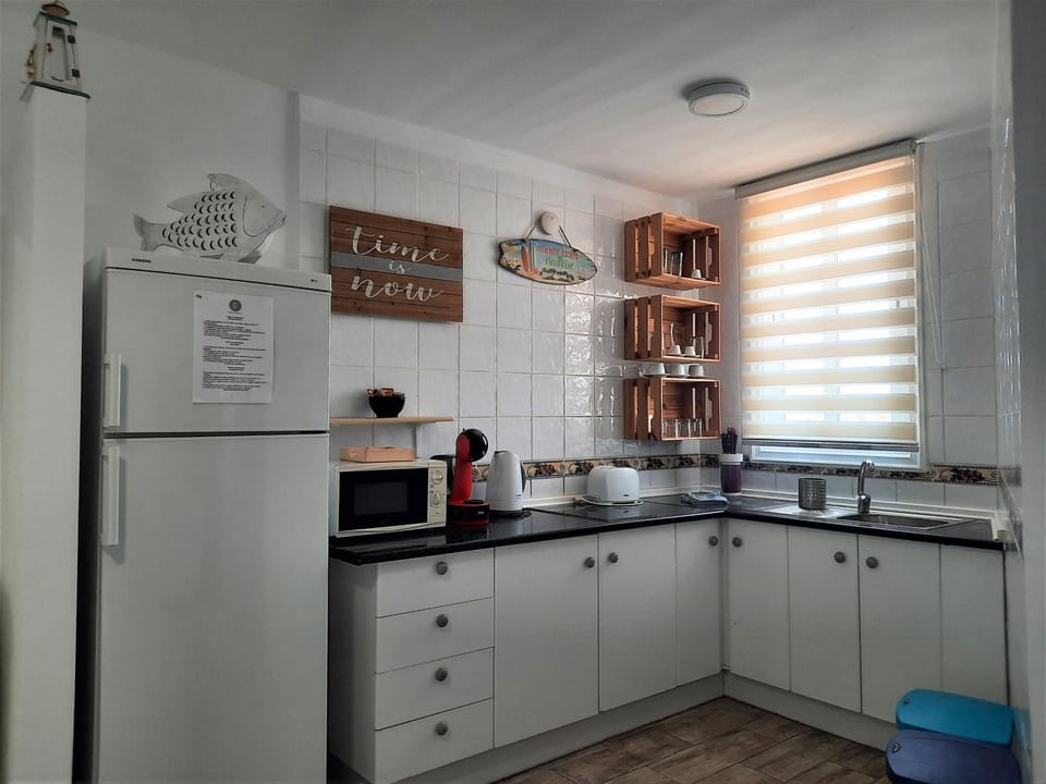 Kitchen or kitchenette, minibar, stove