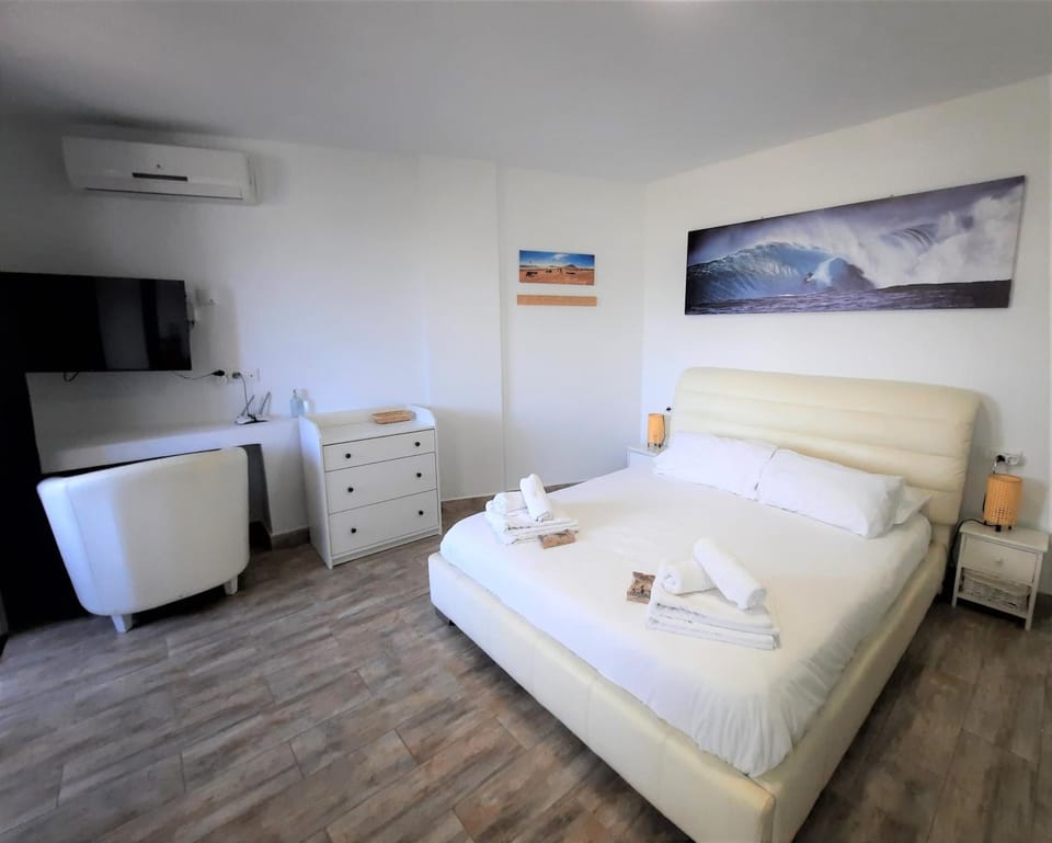 Bed, TV and multimedia, Photo of the whole room, Bedroom, air conditioner