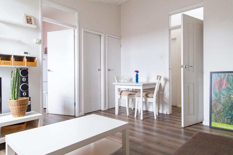 Plush Stay for Four in Central Brixton Apartment in London Borough of Southwark