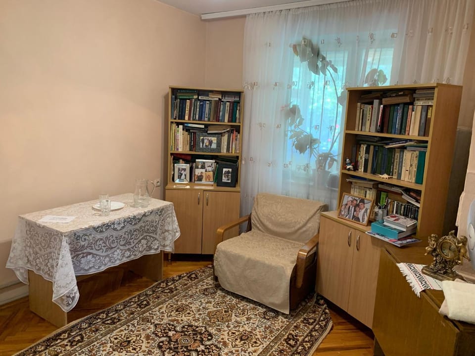 Seating area, Bedroom, hair dresser