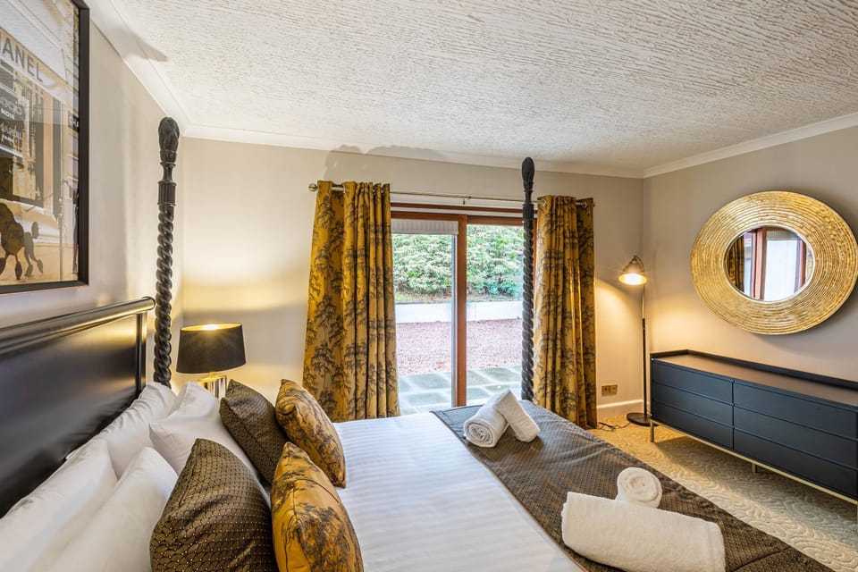 Bed, Bedroom, towels