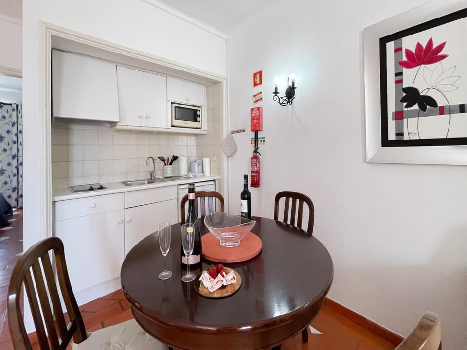Kitchen or kitchenette, Dining area, stove