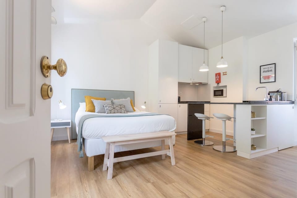 Kitchen or kitchenette, Dining area, Bedroom
