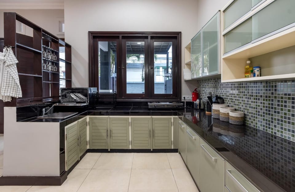 Kitchen or kitchenette, dishwasher, stove