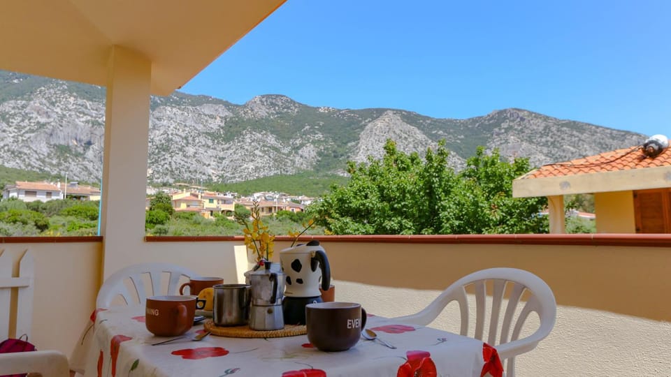 Balcony/Terrace, Dining area, Mountain view