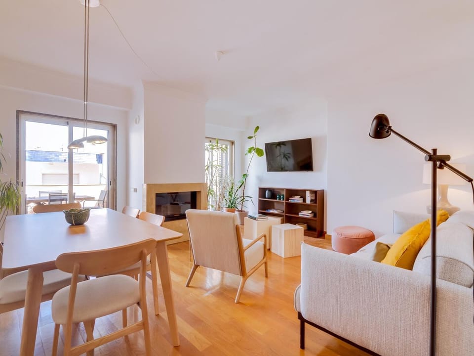 TV and multimedia, Living room, Seating area, Dining area