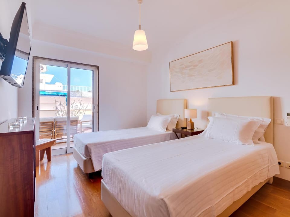 Bed, TV and multimedia, Photo of the whole room, Bedroom