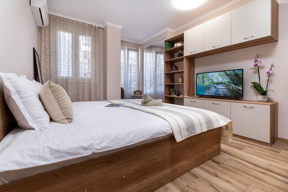 Bed, TV and multimedia, Photo of the whole room, Bedroom, Family, wardrobe, air conditioner