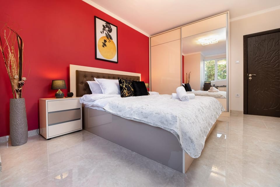 Bed, Photo of the whole room, Decorative detail, Bedroom, towels, wardrobe