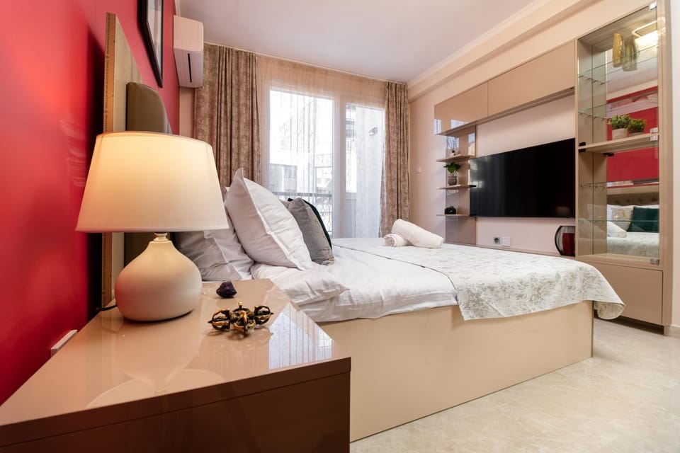 Bed, TV and multimedia, Photo of the whole room, Evening entertainment, Bedroom, Family
