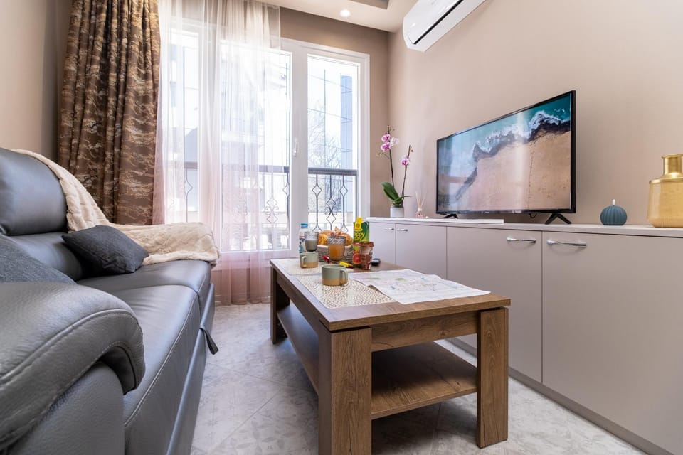 TV and multimedia, Living room, Seating area, Dining area, air conditioner