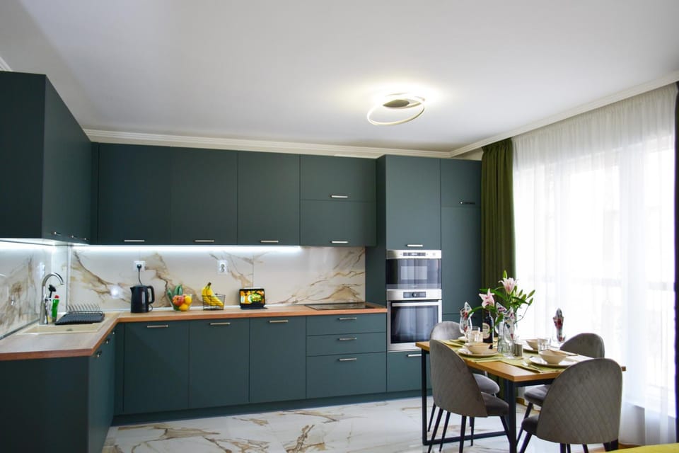 Coffee/tea facilities, Kitchen or kitchenette, Food and drinks, Dining area, Drinks, minibar, oven, pet friendly, stove, toaster