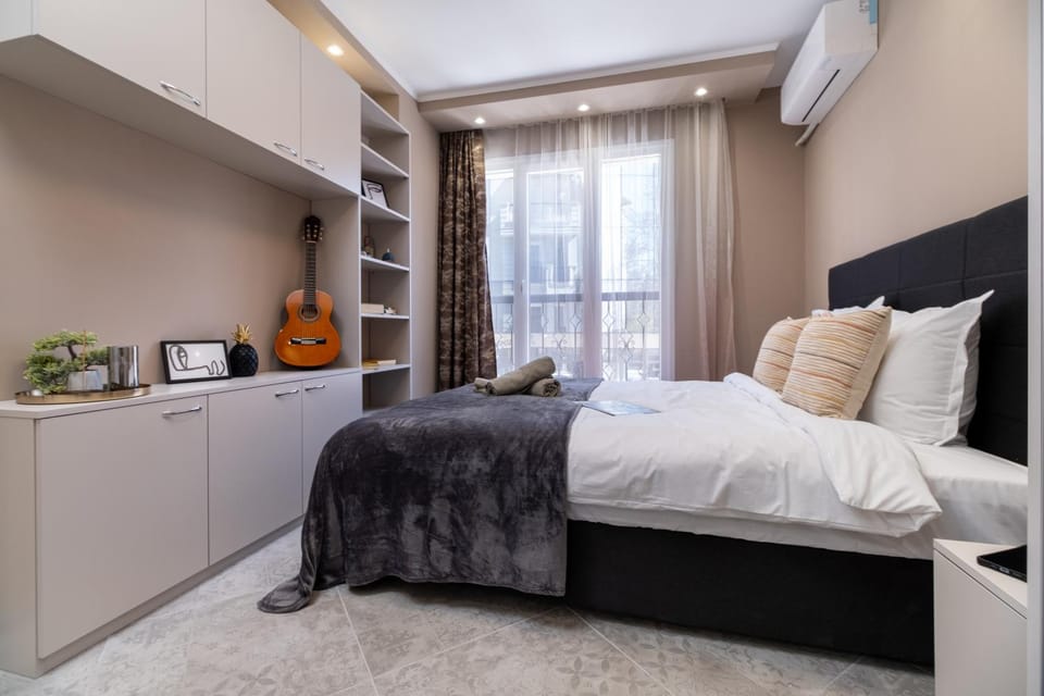 Bed, TV and multimedia, Photo of the whole room, Bedroom, hair dresser, air conditioner