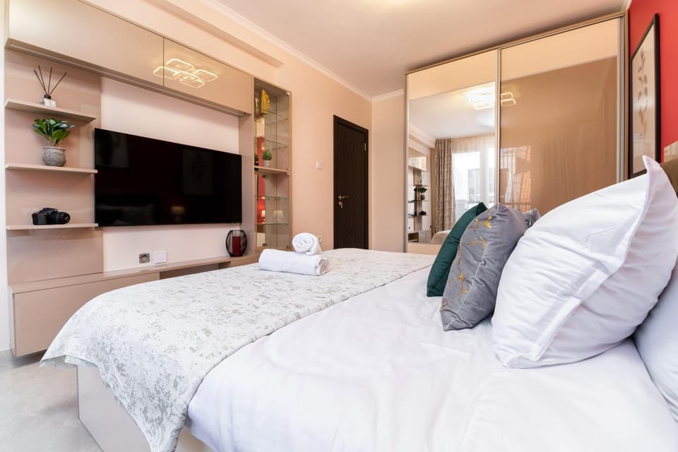 Bed, TV and multimedia, Photo of the whole room, Bedroom, hair dresser, towels