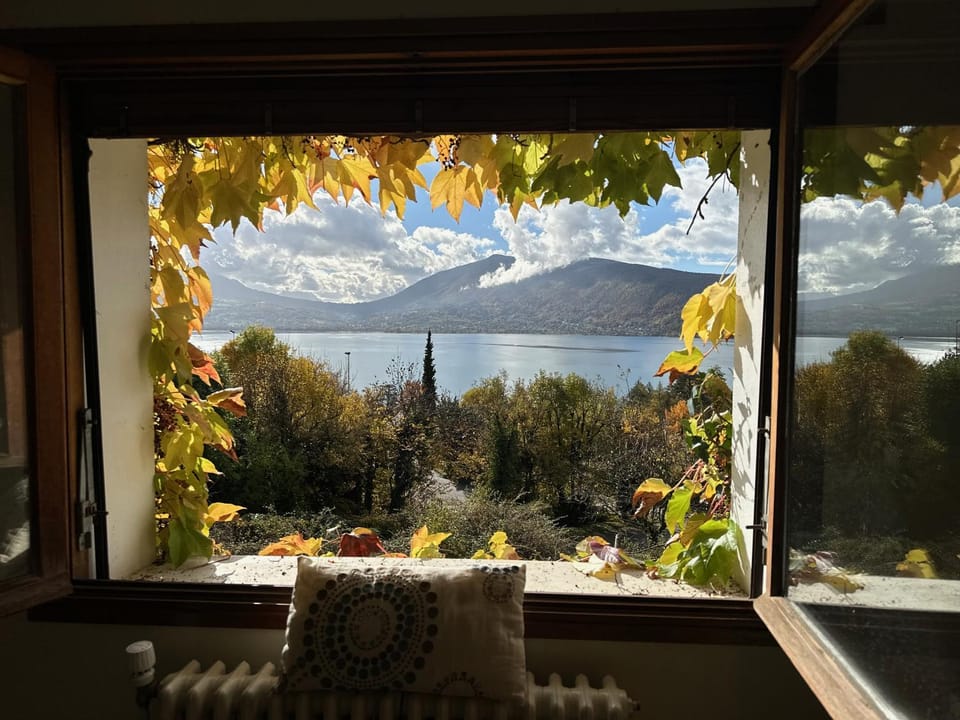 View (from property/room), Bedroom, Lake view, Mountain view