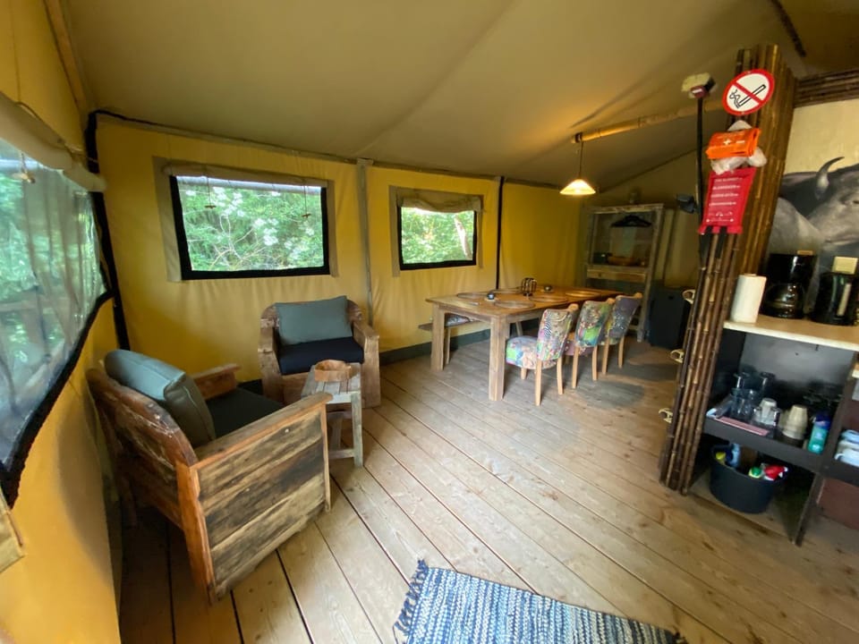 Seating area, Dining area