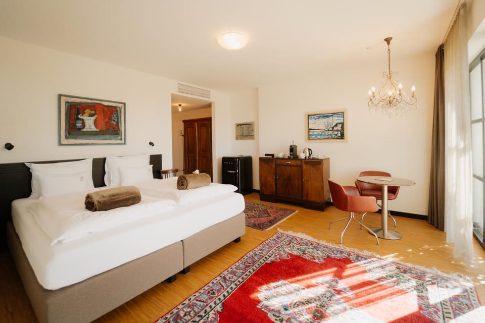 Photo of the whole room, Bedroom