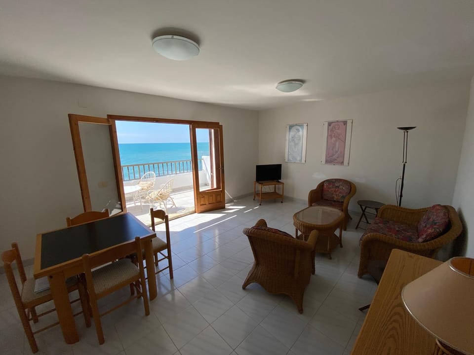 TV and multimedia, Living room, Seating area, Dining area