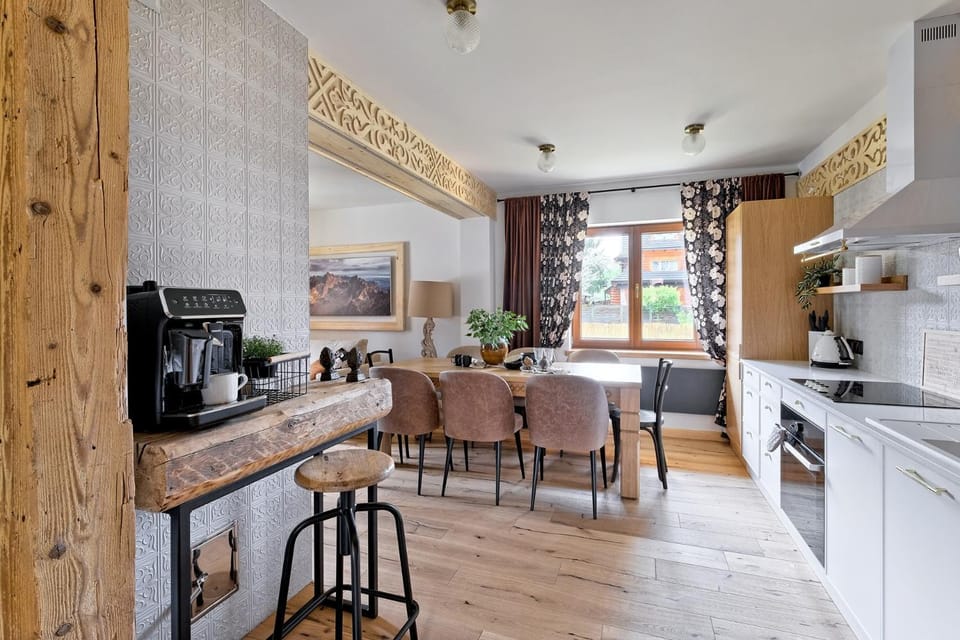 Kitchen or kitchenette, Living room, Seating area, Dining area