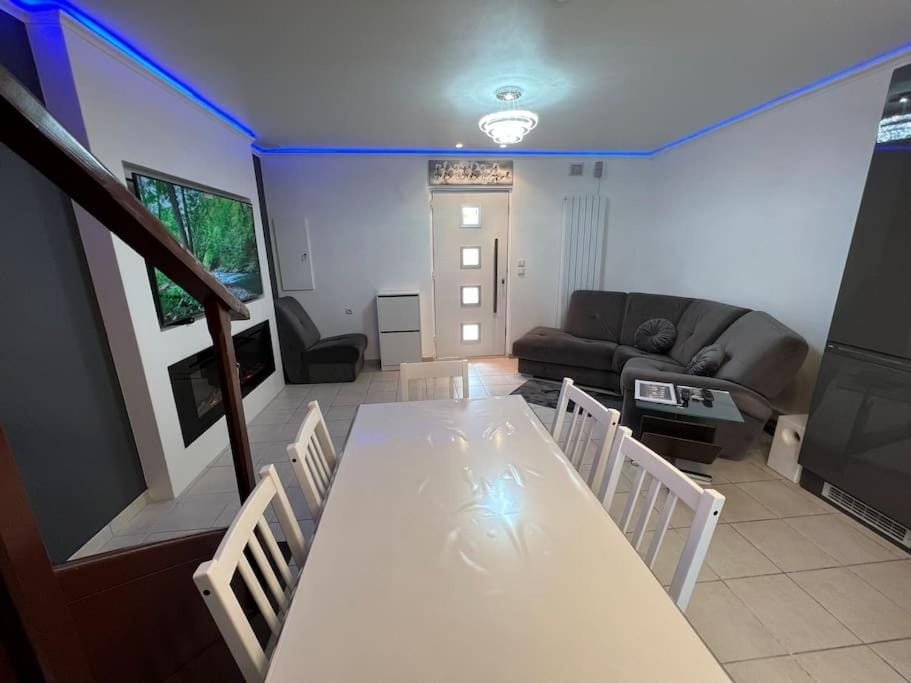 Communal lounge/ TV room, TV and multimedia, Kitchen or kitchenette, Dining area