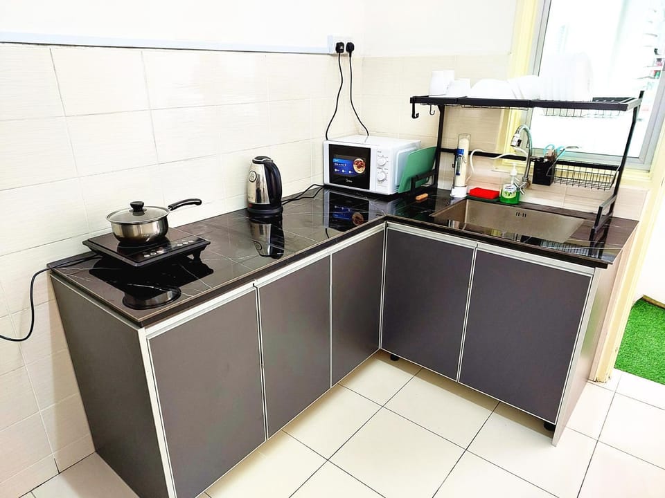 Kitchen or kitchenette, minibar