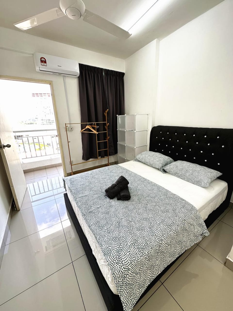 Bed, Photo of the whole room, Bedroom, fireplace, towels