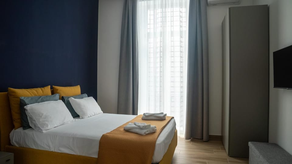 Bed, TV and multimedia, Photo of the whole room, Bedroom, towels, wardrobe