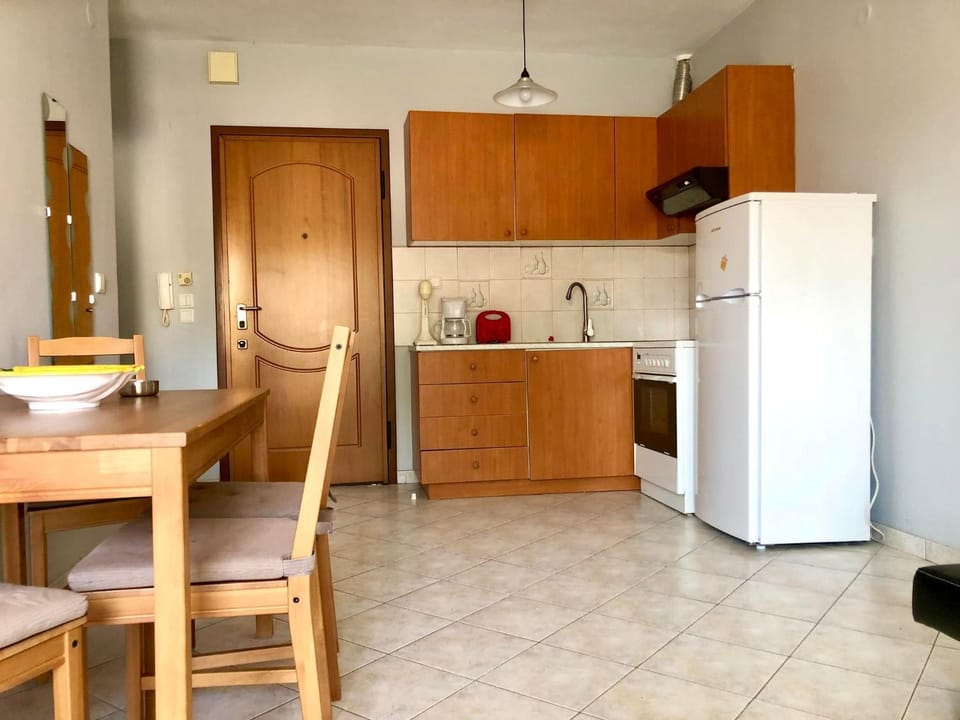 Kitchen or kitchenette, Dining area, oven, stove