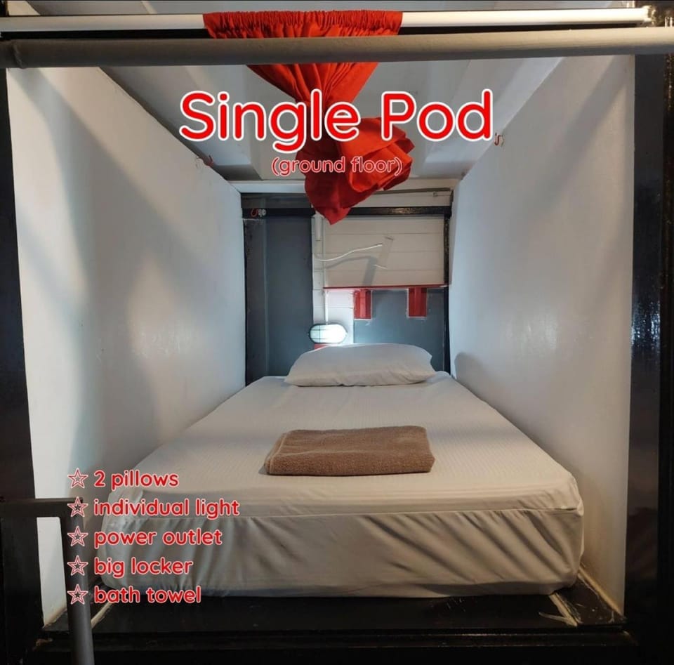 Bed, Bedroom, bunk bed, towels