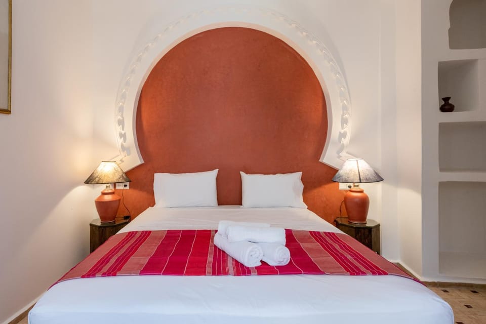 Bed, Bedroom, towels