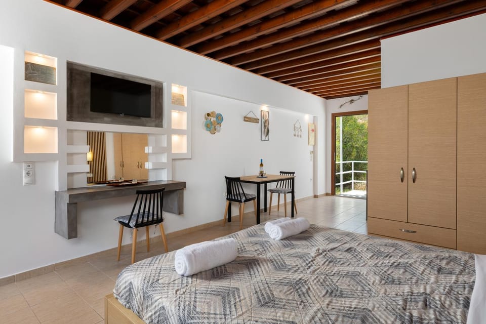 Bed, TV and multimedia, wardrobe