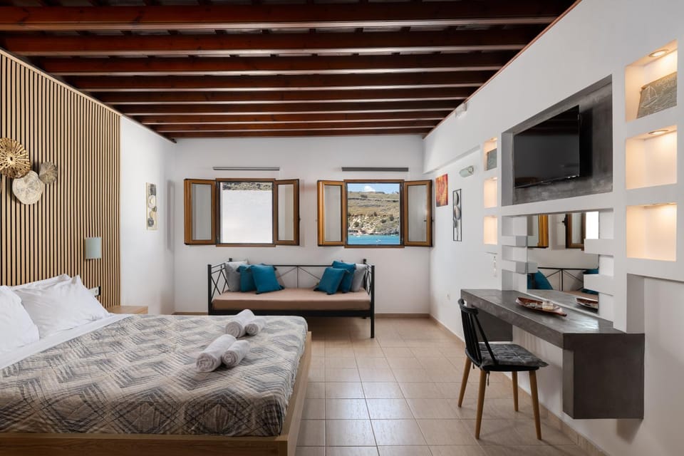 Bed, TV and multimedia, Sea view