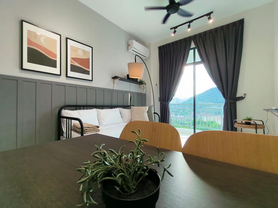 Bed, Photo of the whole room, Dining area, Mountain view