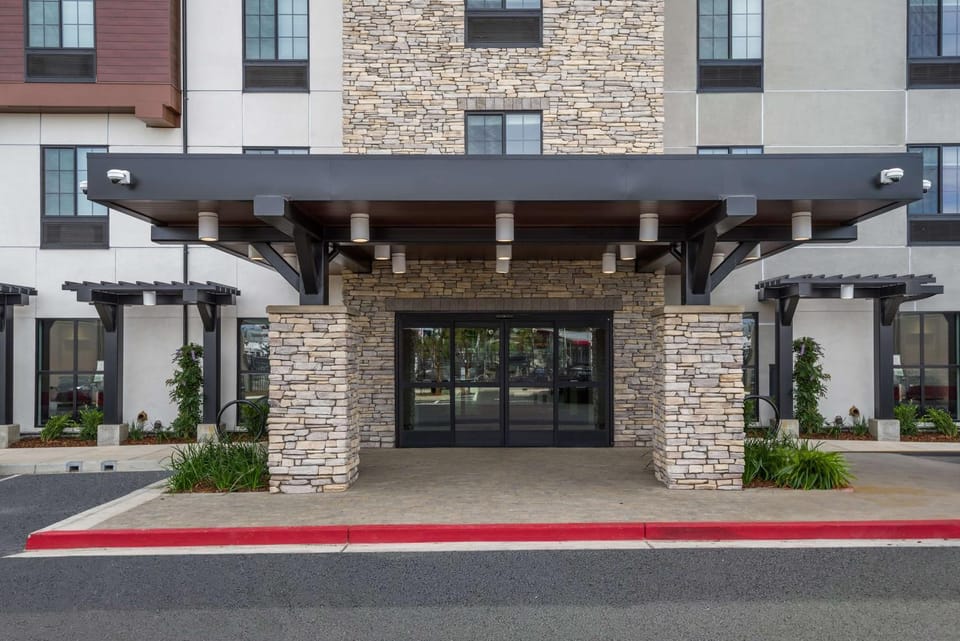 Property building, Facade/entrance, Day