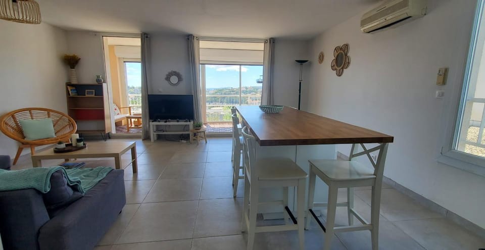 Spacious T4 with sea and Esterel views Apartment in Saint-Raphael